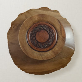 Ronde loods met houten vaartuig en houten deksel rond kussen