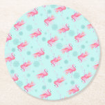 Ronde Onderzetter voor kerstroze flamingo<br><div class="desc">De onderzetters van de kerst van het strand werden ontworpen met behulp van een replica van mijn originele waterverf tropische roze flamingo en turquoise blauwe sneeuwvlokken. Ga naar www.zazzle.com/dotellabelle voor meer leuke tropische strandbruiloft en feestdagen.</div>