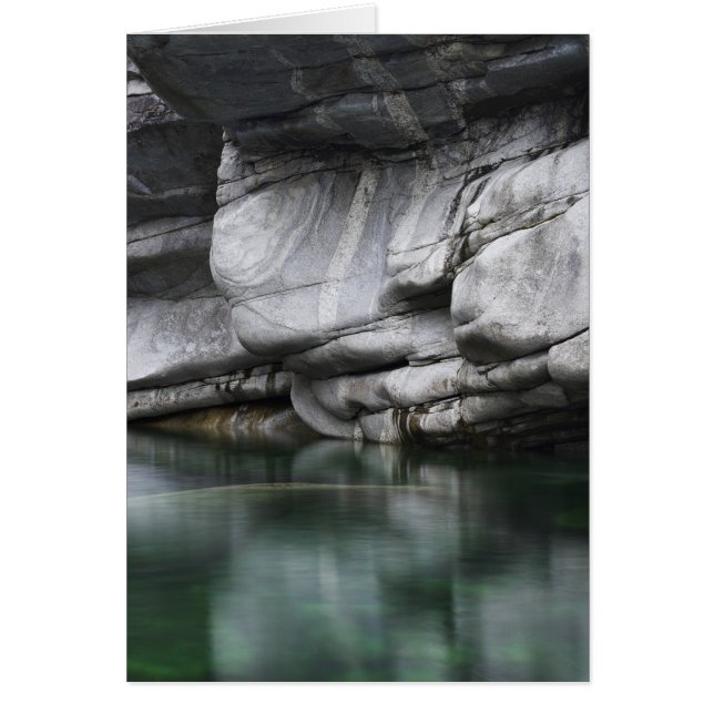 Ronde Rock Cliff door Verzasca River (Voorkant)