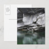Ronde Rock Cliff door Verzasca River Briefkaart (Voorkant / Achterkant)