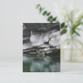 Ronde Rock Cliff door Verzasca River Briefkaart (Staand voorkant)