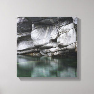 Ronde Rock Cliff door Verzasca River Canvas Afdruk