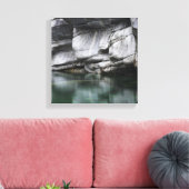 Ronde Rock Cliff door Verzasca River Canvas Afdruk (Insitu (Woonkamer))