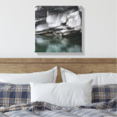 Ronde Rock Cliff door Verzasca River Canvas Afdruk (Insitu (Slaapkamer))