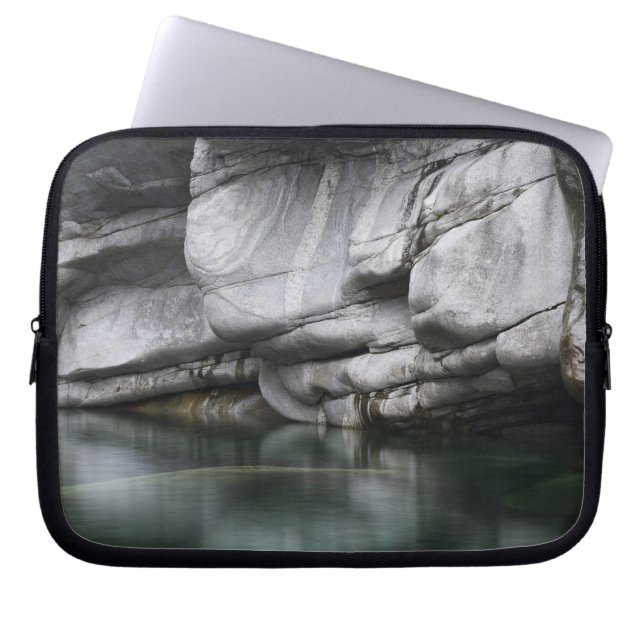 Ronde Rock Cliff door Verzasca River Laptop Sleeve (Voorkant)