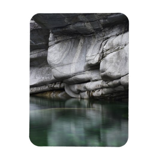 Ronde Rock Cliff door Verzasca River Magneet (Verticaal)