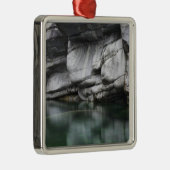 Ronde Rock Cliff door Verzasca River Metalen Ornament (Rechts)