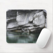 Ronde Rock Cliff door Verzasca River Muismat (Met muis)