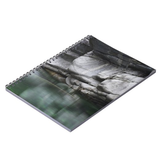 Ronde Rock Cliff door Verzasca River Notitieboek (Linkerzijde)