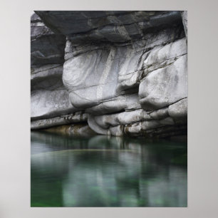 Ronde Rock Cliff door Verzasca River Poster