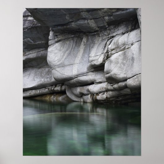 Ronde Rock Cliff door Verzasca River Poster (Voorkant)