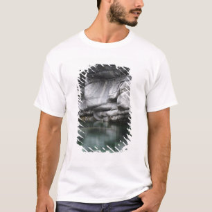 Ronde Rock Cliff door Verzasca River T-shirt