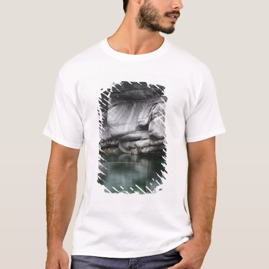 Ronde Rock Cliff door Verzasca River T-shirt (Voorkant)