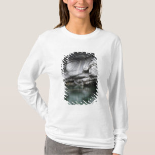 Ronde Rock Cliff door Verzasca River T-shirt