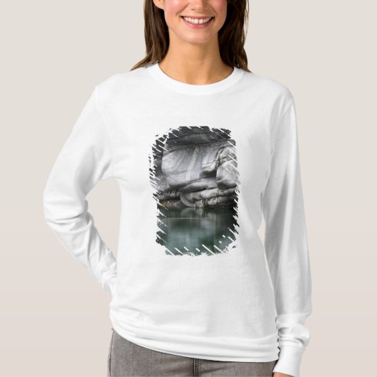 Ronde Rock Cliff door Verzasca River T-shirt (Voorkant)