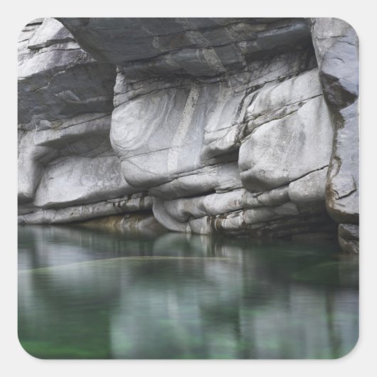 Ronde Rock Cliff door Verzasca River Vierkante Sticker (Voorkant)