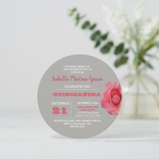 Ronde Roos Grijs Quinceañera Uitnodiging (Staand voorkant)