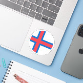 Ronde sticker met de vlag van de Faeröer (Laptop met iPhone)
