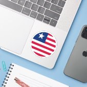 Ronde sticker met de vlag van Liberia (Laptop met iPhone)