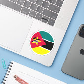 Ronde sticker met de vlag van Mozambique (Laptop met iPhone)