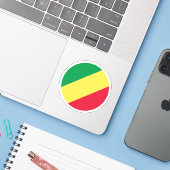 Ronde sticker met vlag van de Republiek Congo (Laptop met iPhone)