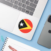 Ronde sticker met vlag van Oost-Timor (Laptop met iPhone)
