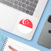 Ronde sticker met vlag van Singapore (Laptop met iPhone)