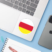 Ronde sticker met vlag van Zuid-Ossetië (Laptop met iPhone)