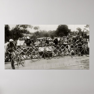 Ronde van Frankrijk opgehouden door trein 1932 Poster