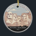 Ronde van Rushmore National Monument Retro Keramisch Ornament<br><div class="desc">Maak een Rushmore-ontwerp van vectorillustraties vast. Het is een gigantische sculptuur die in Mount Rushmore in de regio Black Hills in Zuid-Dakota wordt gekerfd.</div>