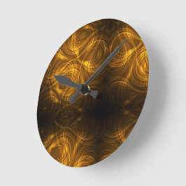 Ronde wandklok met wervelende gouden patronen