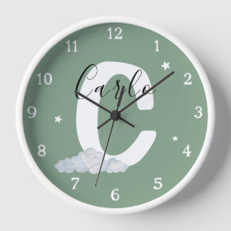 Ronde witte houten lijst monogram kinderkamer klok