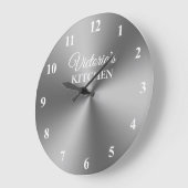 Ronde zilveren keuken- en wandklok in de keuken (Hoek)