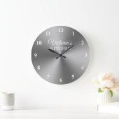 Ronde zilveren keuken- en wandklok in de keuken (Huis)