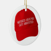 Rondgeknoeid werd gearresteerd keramisch ornament (Rechts)