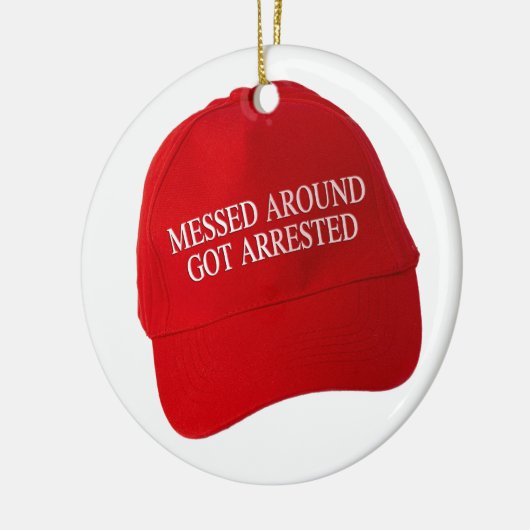 Rondgeknoeid werd gearresteerd keramisch ornament (Links)