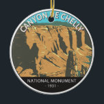 rondleiding Canyon De Chelly Keramisch Ornament<br><div class="desc">Canyon De Chelly vectorkunstwerk ontwerp. De parkfuncties zijn Spider Rock spire,  ongeveer 100 meter hoog,  en het tornen van zandsteenkliffen rond een verdorven canyon.</div>