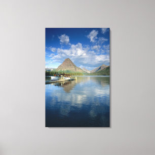 Rondvaartboot aangemeerd bij Two Medicine Lake in Canvas Afdruk