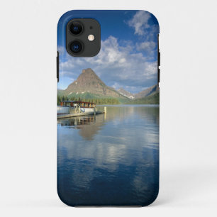 Rondvaartboot aangemeerd bij Two Medicine Lake in iPhone 11 Hoesje