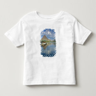 Rondvaartboot aangemeerd bij Two Medicine Lake in  Kinder Shirts
