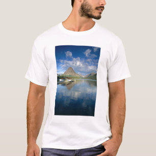 Rondvaartboot aangemeerd bij Two Medicine Lake in  T-shirt
