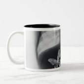 Röntgenfoto van vlinders in de maag tweekleurige koffiemok (Links)