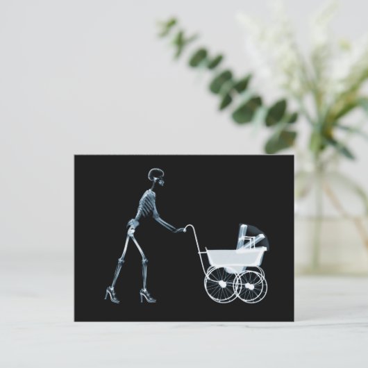 RÖNTGENSKELET VROUW & BABY CARRIAGE - BLAUW BRIEFKAART (Staand voorkant)