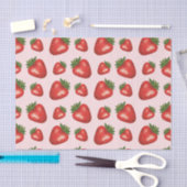 Rood aardbeienvruchtenpatroon op roze tissuepapier (Craft)