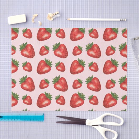 Rood aardbeienvruchtenpatroon op roze tissuepapier (Craft)