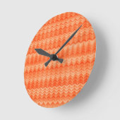 Rood abstract zigzagpatroon ronde klok (Hoek)