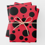 Rood achtergrond en zwart stip patroon inpakpapier vel (In situ)