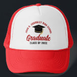 Rood Afstuderen gepersonaliseerd Afstuderen 2025 Trucker Pet<br><div class="desc">Deze moderne rode aangepaste senior afstuderen petten zijn voorzien van uw middelbare school of college naam voor de klas van 2025. Pas je aan met je afstudeerjaar onder het chique handgeschreven script en zwart afstudeerder pet voor een geweldig gepersonaliseerd afstudeerfeest gunstgeschenk.</div>