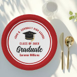 Rood Afstuderen Personalised 2025 Graduation Party Papieren Bordje<br><div class="desc">Deze moderne rood-witte borden voor afstudeerfeest op maat zijn voorzien van stijlvolle typografie van uw universiteits- of universiteitsnaam voor de klas van 2025. Pas je aan met je afstudeerjaar naast het chique handgeschreven script en het zwarte afstudeerders pet voor geweldige persoonlijke felicitaties afstuderen feestdecor.</div>