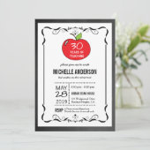 Rood Apple Chalkboard Teacher Retirement Invites Kaart (Staand voorkant)